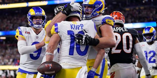 O wide receiver do Los Angeles Rams, Cooper Cup (10), foi parabenizado por seus companheiros de equipe depois de marcar contra o Cincinnati Bengals durante o segundo tempo de um jogo de futebol da NFL Super Bowl 56 no domingo, 13 de fevereiro de 2022, em Inglewood, Califórnia.