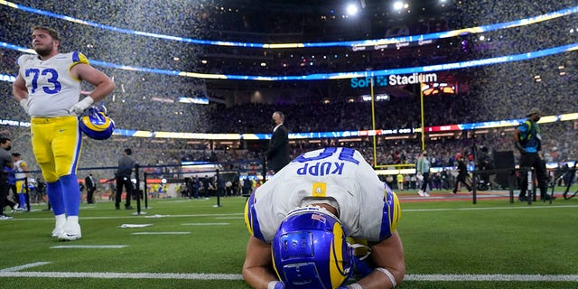 O wide receiver do Los Angeles Rams, Cooper Kupp (10), reage após os Rams derrotarem o Cincinnati Bengals no jogo de futebol da NFL Super Bowl 56 no domingo, 13 de fevereiro de 2022, em Inglewood, Califórnia.