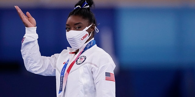 A americana Simone Biles reage após conquistar a medalha de bronze na trave de equilíbrio durante a final de órgão da ginástica artística feminina nos Jogos Olímpicos de Verão de 2020, em 3 de agosto de 2021, em Tóquio, no Japão.
