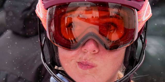 A americana Mikaela Shiffrin posa após sua queda no slalom slalom feminino nos Jogos Olímpicos de Inverno de 2022 em 17 de fevereiro de 2022 no distrito de Yanqing, em Pequim.
