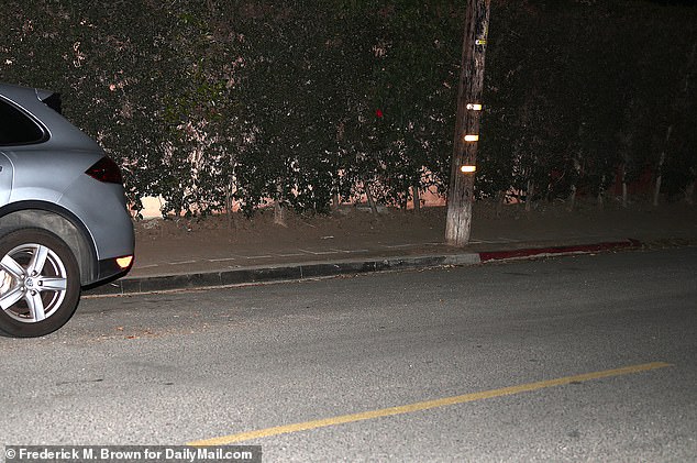 Na foto, a área de onde a polícia rebocou o carro na noite de sexta-feira, em Los Angeles