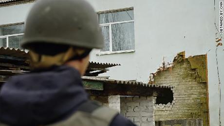 Um jardim de infância em Stanytsia Luhanska, na região de Donbass, no leste da Ucrânia, foi atingido por um projétil na quinta-feira.