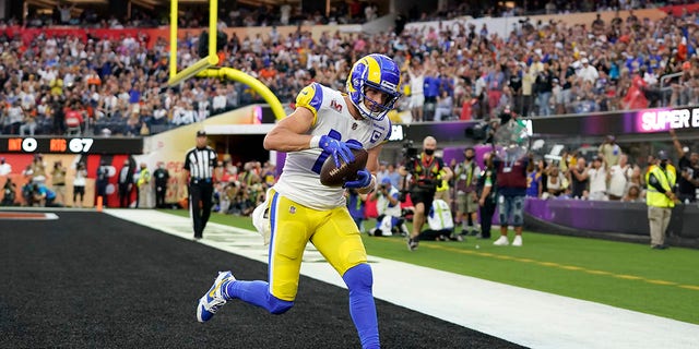 Cooper Cup (10), wide receiver do Los Angeles Rams, recebe um passe para touchdown na end zone contra o Cincinnati Bengals durante o primeiro tempo de um jogo de futebol da NFL Super Bowl 56 no domingo, 13 de fevereiro de 2022, em Inglewood, Califórnia .