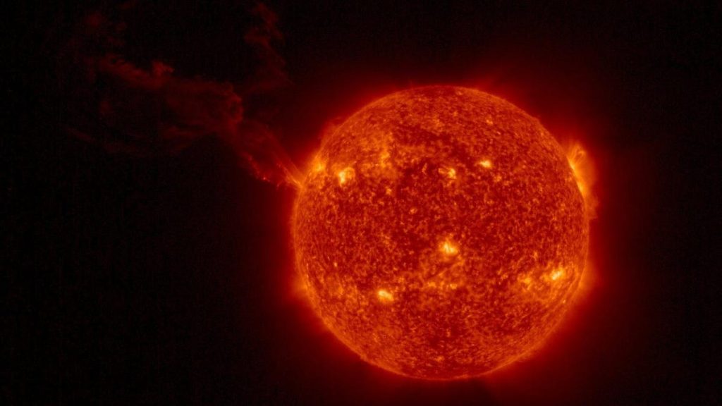Uma foto inédita captura uma explosão solar estranhamente grande