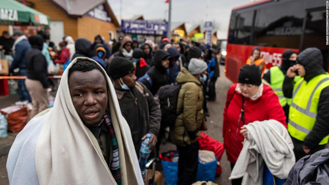 Estudantes estrangeiros que fogem da Ucrânia dizem que enfrentam racismo na fronteira
