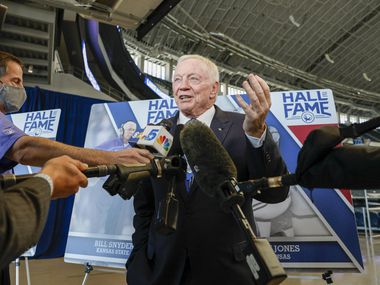 O proprietário do Dallas Cowboys, Jerry Jones, fala com a mídia após o Cotton Bowl Hall of Fame...