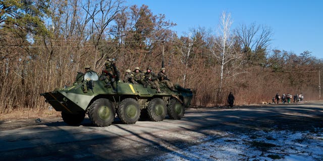 Membros das forças ucranianas sentados em um veículo militar em meio à invasão russa da Ucrânia, na região de Vyshgorod, perto de Kiev, Ucrânia, em 10 de março de 2022.  