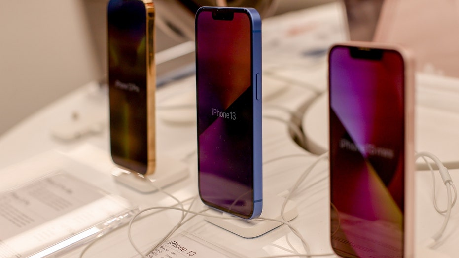 Os modelos mais recentes do iPhone estão em exibição na Store em Moscou, Rússia, em 5 de março de 2022. A Apple anunciou que parou de vender todos os seus produtos na Rússia.  (Foto por Sefa Karacan/Agência Anadolu via Getty Images)