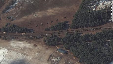 Em Berestyanka - 10 milhas a oeste da base aérea - vários caminhões de combustível foram vistos e o que Maxar diz serem aparentemente vários lançadores de foguetes posicionados em um campo perto das árvores.