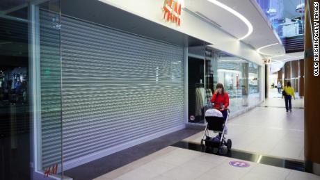 Os compradores passam pela loja da H&C's.  O M fechado no shopping de Vegas em 4 de março de 2022 na capital russa.