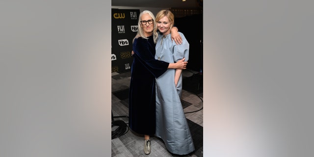 (LR) Jane Campion e Kirsten Dunst celebram a 27ª edição do Critics' Choice Awards no Fairmont Century Plaza em 13 de março de 2022, em Los Angeles, Califórnia.
