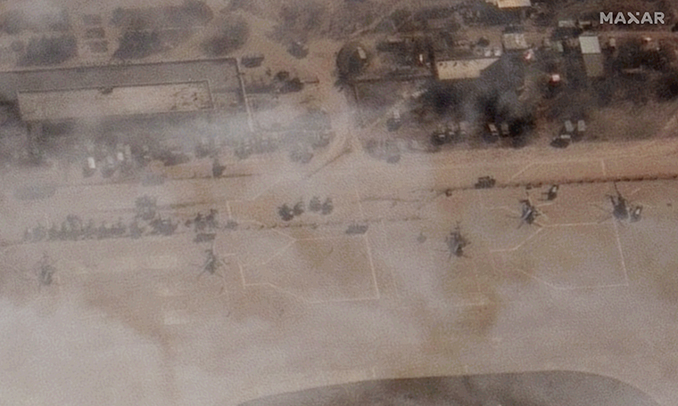 Uma imagem de satélite da Maxar Technologies mostra vários helicópteros militares russos na pista na segunda-feira.