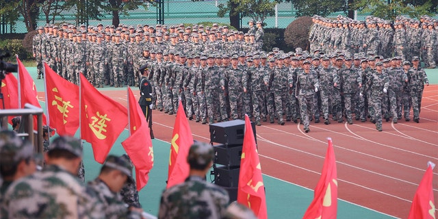Novos alunos participam de treinamento militar na Universidade do Sudeste em 22 de outubro de 2021 em Nanjing, província de Jiangsu, China.