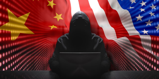 Hacker anônimo na frente de seu computador com fundo de parede de luz vermelha Hacker anônimo vestindo capuz preto com laptop na frente do ícone de fundo com conceito de segurança cibernética de fluxos binários.