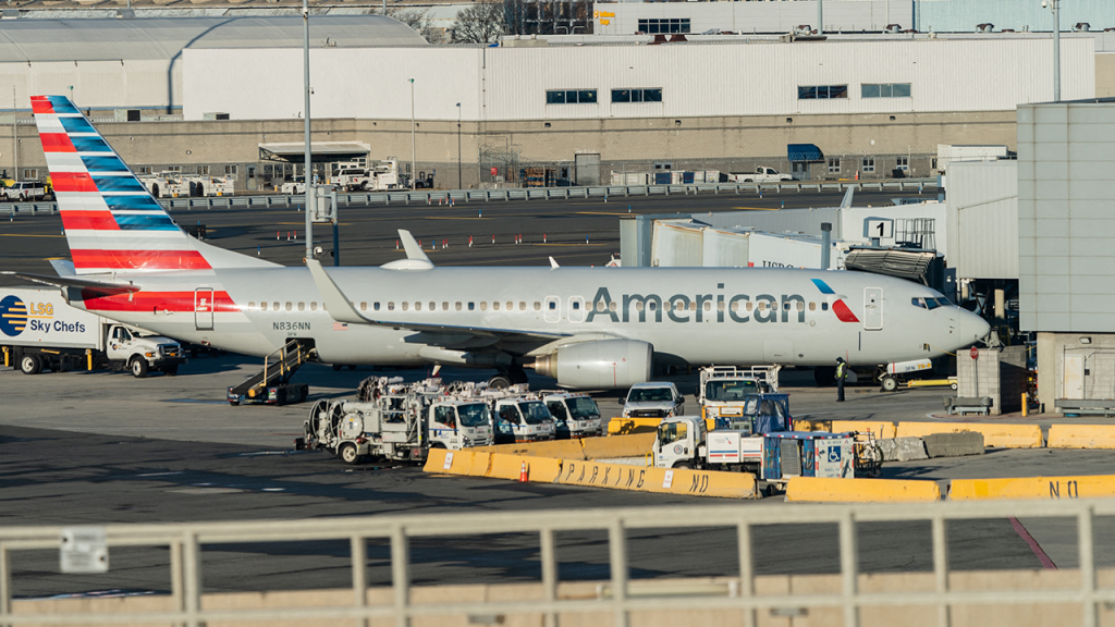American Airlines retomará vendas de bebidas alcoólicas em voos selecionados em abril