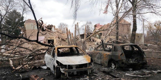 Carros esmagados após um ataque aéreo noturno na vila de Bushev, 40 quilômetros a oeste de Kiev, Ucrânia, sexta-feira, 4 de março de 2022.
