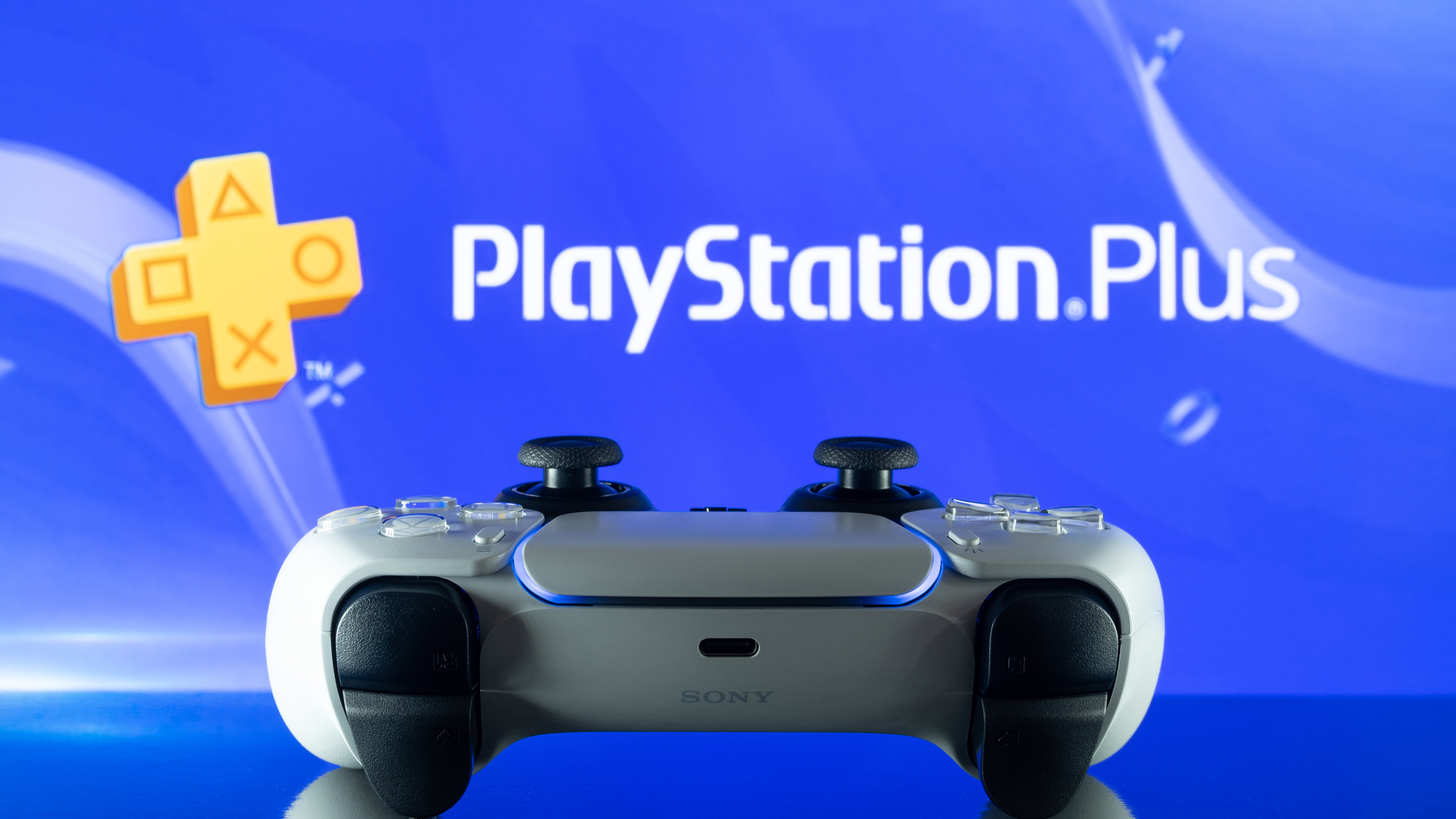 Controle DualSense PS5 na frente do logotipo do PlayStation Plus