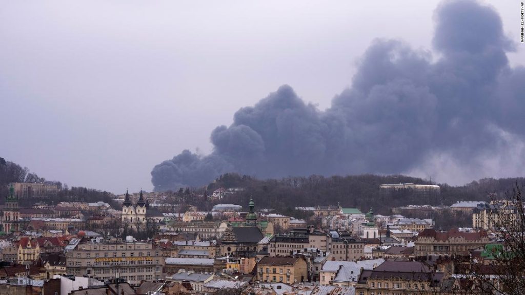 Lviv, a cidade no oeste da Ucrânia até agora poupada do ataque russo, foi abalada por poderosas explosões