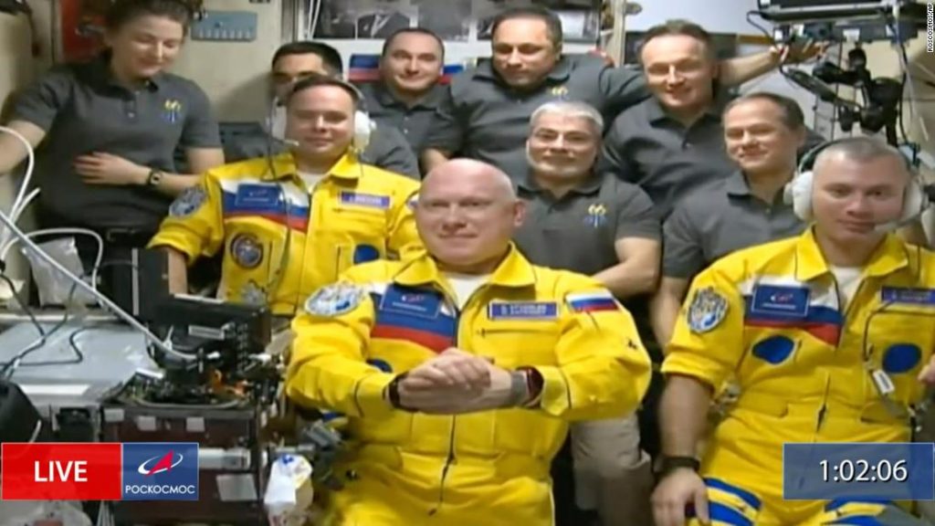 Astronautas russos com as cores da Ucrânia chegam à Estação Espacial Internacional, provocando especulações