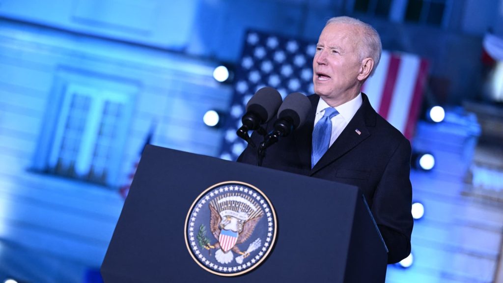Biden disse que Putin 'não pode permanecer no poder' em retórica abrangente sobre a invasão da Ucrânia pela Rússia