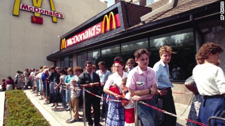 Russos esperam na fila do lado de fora de um restaurante de fast food McDonald's em Moscou em 1990. 