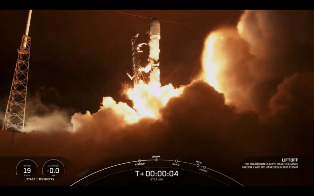O lançamento de um foguete SpaceX Falcon 9 é o décimo segundo recorde de missão, pousando a bordo de um navio no mar