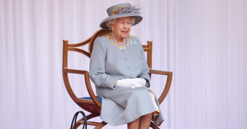 Rainha Elizabeth retoma o trabalho após o susto do vírus Corona