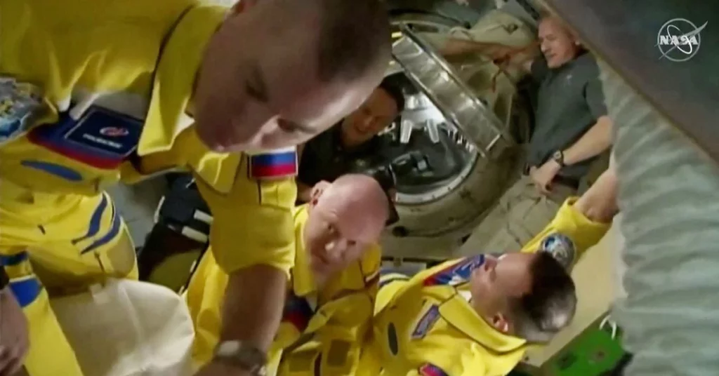 Rússia zomba da ideia de que astronautas usaram amarelo para apoiar a Ucrânia