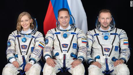 Equipe russa embala filme pioneiro no espaço e retorna com segurança à Terra