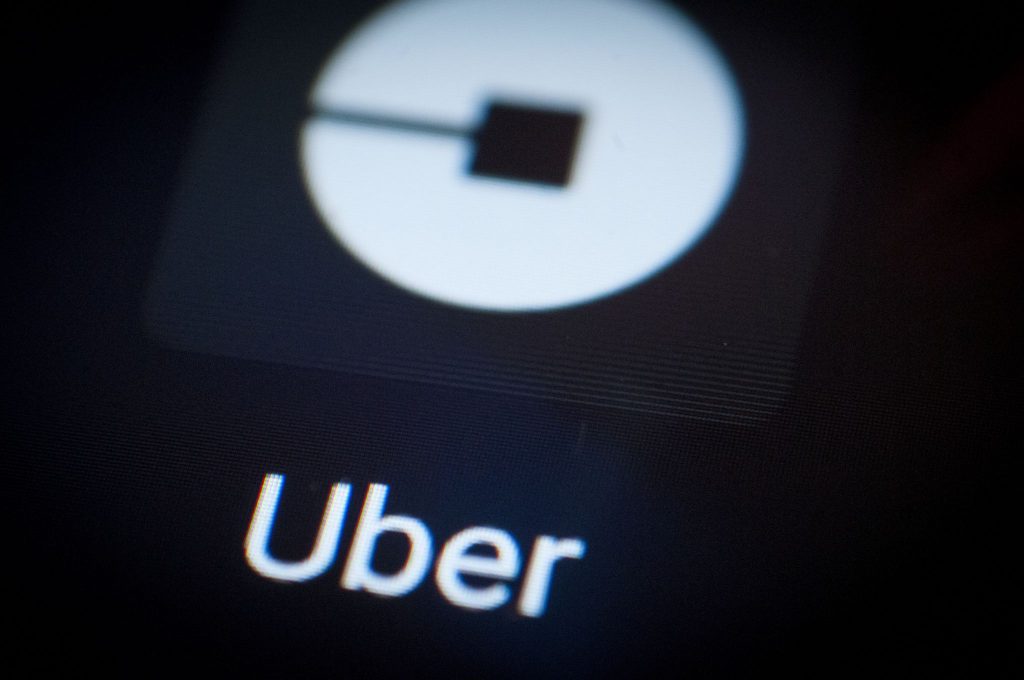 Uber adicionará sobretaxas temporárias para passeios e entregas de alimentos devido ao maior custo do gás