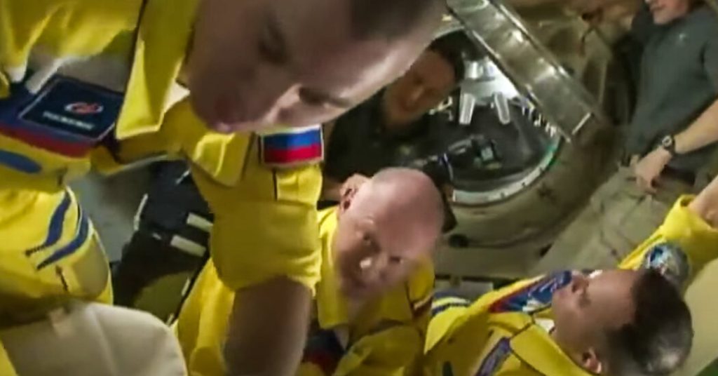 Uma pintura de cosmonautas russos da ISS em cores semelhantes à bandeira da Ucrânia