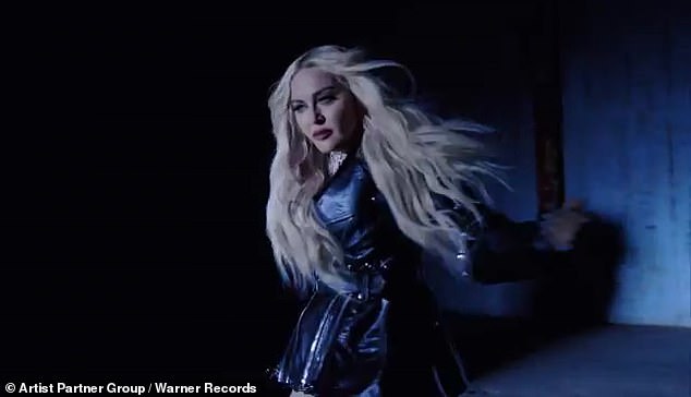 MUITO MELHOR: Recentemente, ela estrelou um videoclipe para um remix moderno de seu clássico de 1998, Frozen, com o rapper e cantor 070 Shake.