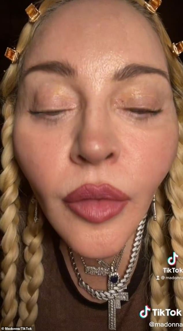 Comportamento estranho: um vídeo do TikTok que Madonna compartilhou antes do Grammy Awards de domingo se tornou um motivo de preocupação para os fãs que estão chateados com sua aparência.