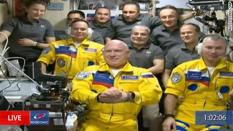 Cosmonautas russos levantam especulações após chegarem à Estação Espacial Internacional com as cores da Ucrânia