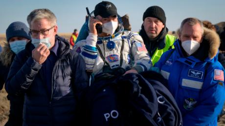O astronauta da NASA Mark Vande Hee é transferido para uma tenda médica logo depois que ele e seus colegas Peter Dubrov e Anton Shkaplerov da Roscosmos pousaram em sua espaçonave Soyuz MS-19 perto da cidade de Zizkazgan em 30 de março de 2022 em Zizkazgan, Cazaquistão.