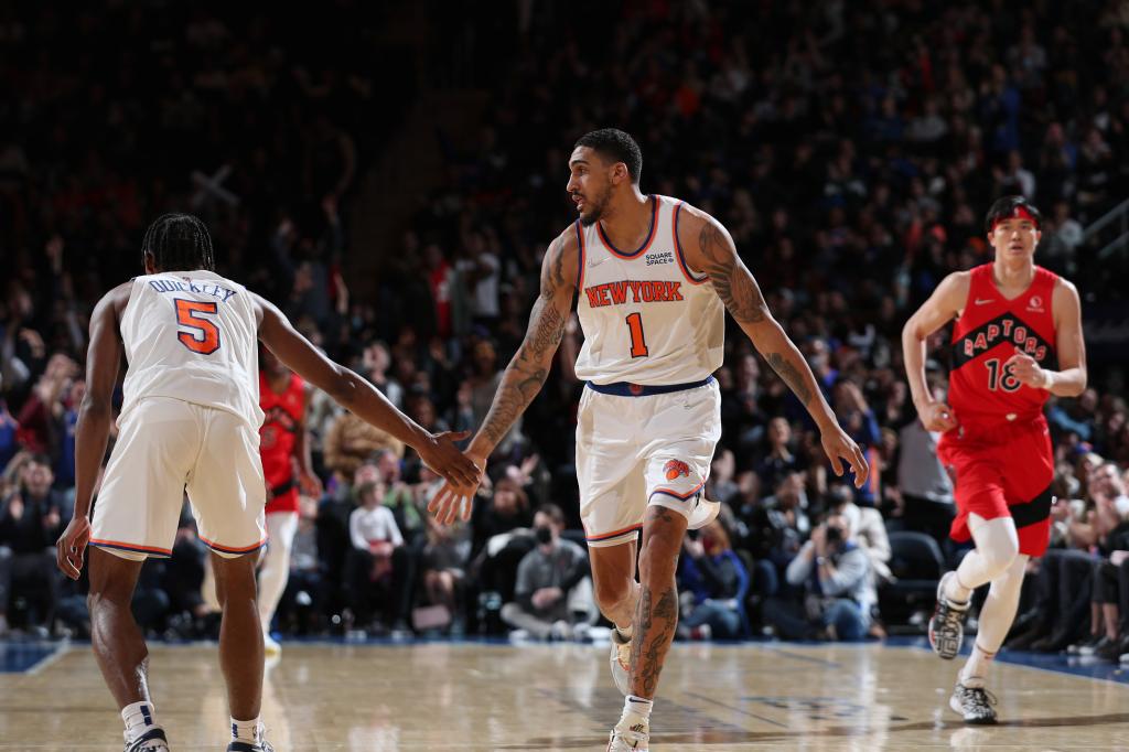 Obi Tobin e Emmanuel Quickli Tharpa na vitória dos Knicks sobre os Raptors