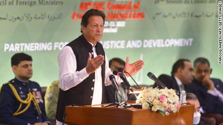 O primeiro-ministro paquistanês Imran Khan deposto do cargo de líder do país após um voto de desconfiança