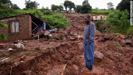 Na terça-feira, a balsa Jhumpa de Durban olhou para os terrenos onde ficava sua casa antes que uma chuva torrencial a destruísse.