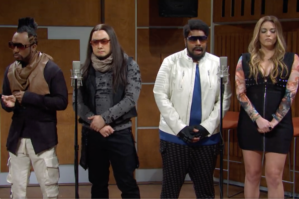 Cecily Strong, Kenan Thompson, Bowen Yang e Chris Redd aparecem como Black Eyed Peas no Saturday Night Live.
