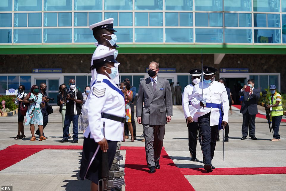 Príncipe Edward durante uma recepção cerimonial no Aeroporto Internacional de Argyle em São Vicente e Granadinas
