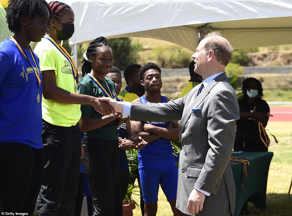 Prince Edward se ressente de uma medalha para um dos vencedores de 100m e 70m sprint em homenagem ao seu jubileu de platina