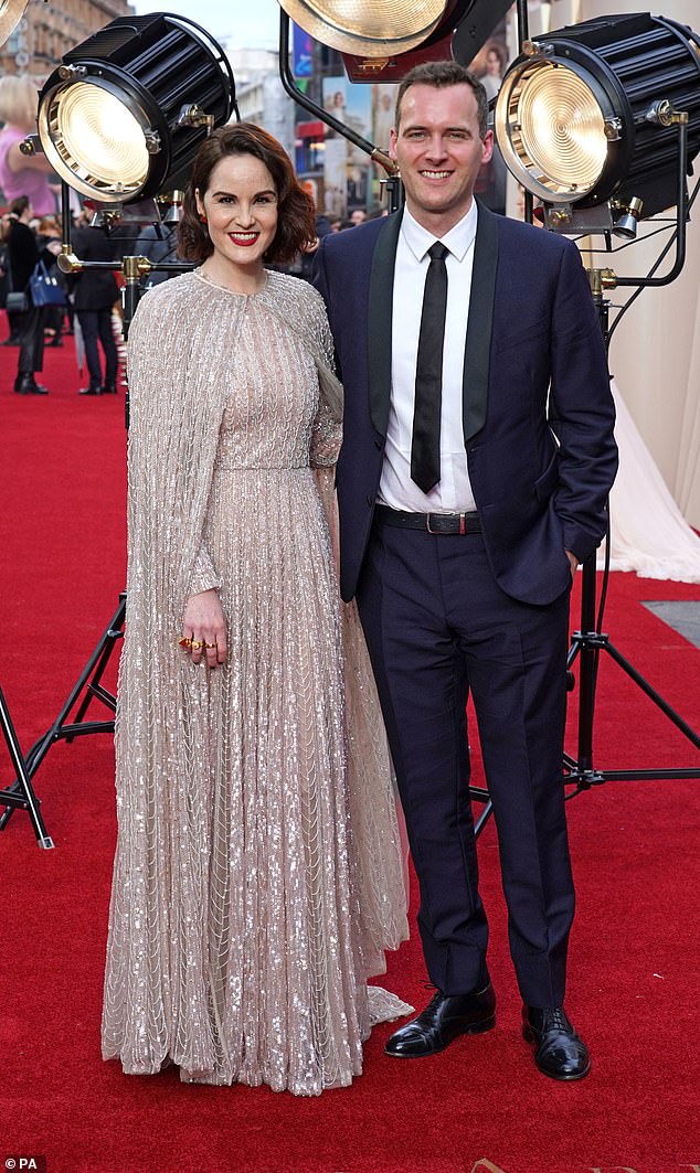 Estreia no tapete vermelho: O casal de noivos apareceu anteriormente no tapete vermelho como um par de noivos na estréia de Downton Abbey: A New Era em Leicester Square.