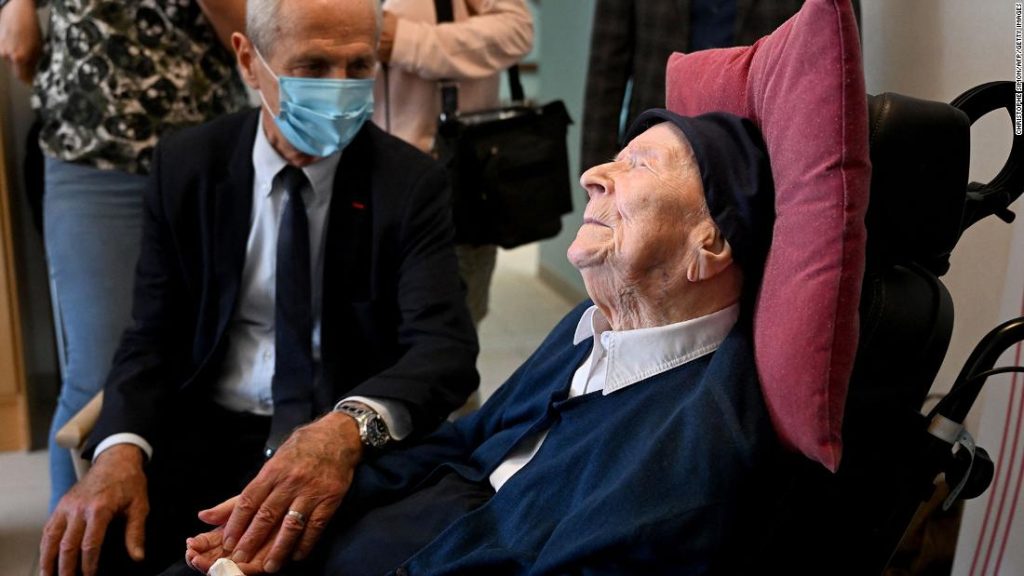 A freira francesa viva mais velha do mundo gosta de chocolate e vinho