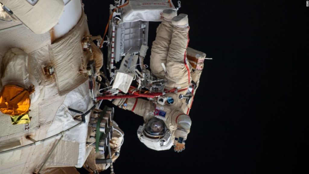 Cosmonautas russos vão "dobrar" o braço robótico da estação espacial