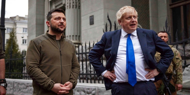 O presidente ucraniano Volodymyr Zelensky, à esquerda, e o primeiro-ministro britânico Boris Johnson conversam enquanto caminham pelo centro de Kiev.