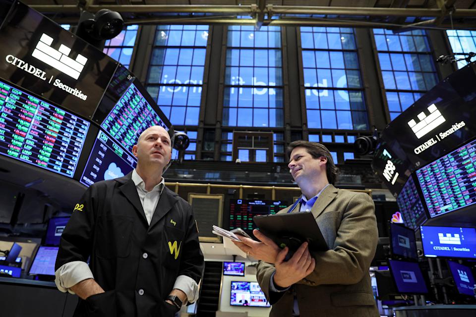 Traders trabalham no pregão da Bolsa de Valores de Nova York (NYSE) em Nova York, EUA, em 4 de abril de 2022. REUTERS/Brendan McDermid