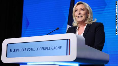 Marine Le Pen se dirige a seus apoiadores no domingo, após o primeiro turno das eleições presidenciais francesas.