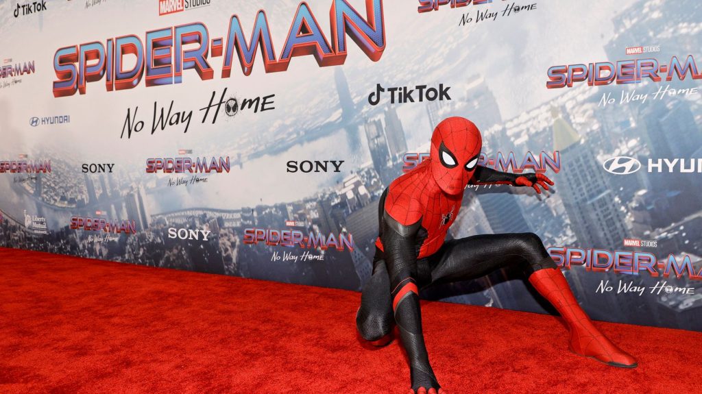 Homem da Flórida continua fazendo xixi tempo suficiente para quebrar o recorde mundial de assistir Homem-Aranha: No Way Home