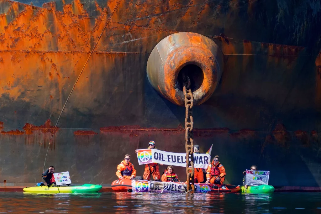 Manifestantes do Greenpeace na Ucrânia amarram um caiaque a um petroleiro russo