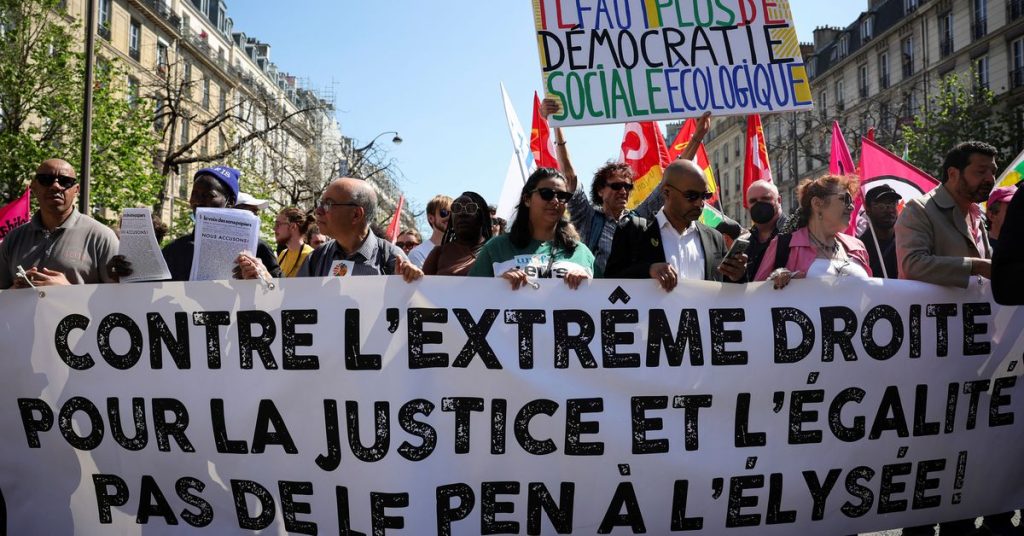 Opositores de extrema direita da França protestam quando a campanha eleitoral entra na última semana